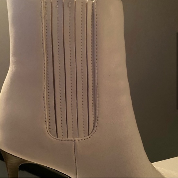 Saks Fifth Ave, Size 9, White, genuine leather boots/booties, good condition - Picture 4 of 9